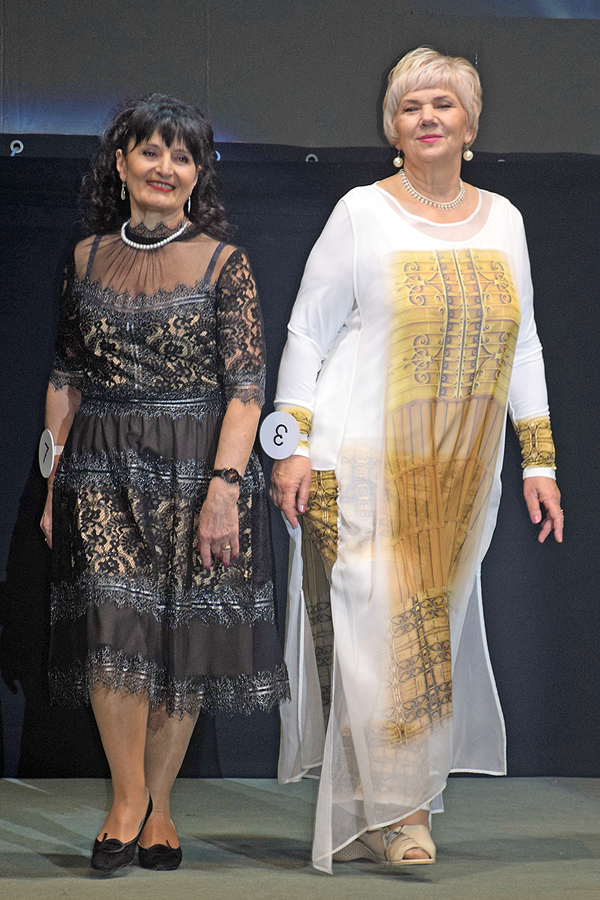 На подіумі (зліва направо) Катерина Верцімаха, яка здобула титул «Пані вишуканість» та Олена Штонь — «Пані чарівність»